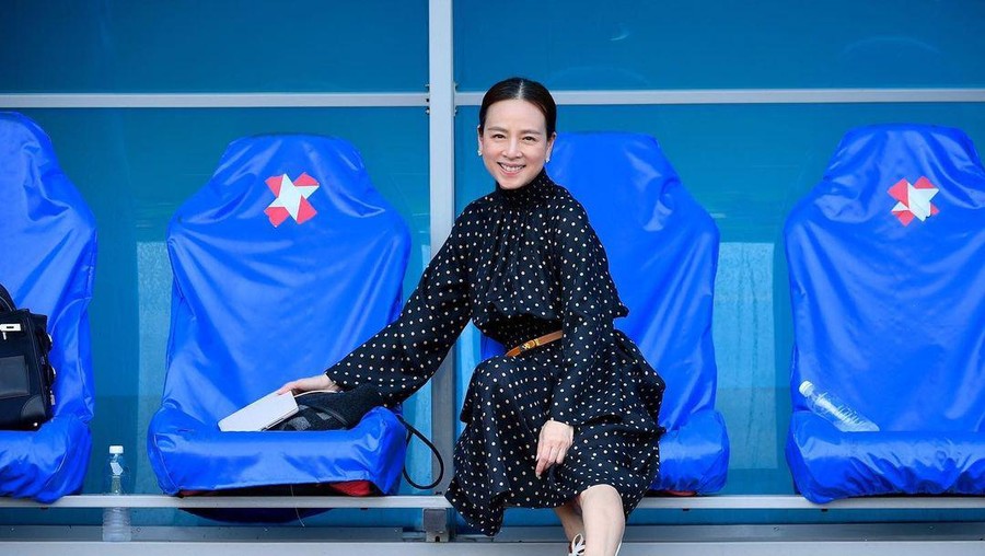 Madam Pang, Manajer Timnas Thailand Cantik yang Hobi Ngopi Madam Pang, Manajer Timnas Thailand Cantik yang Hobi Ngopi