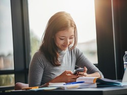 Nggak Sampai Rp 3 Juta, HP Samsung Ini Pas Buat Para Pelajar