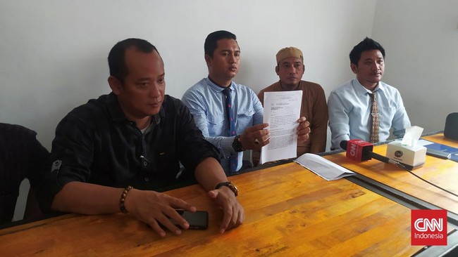 Pelatih biliar korban jeweran Edy Rahmayadi menuntut Gubernur Sumut itu meminta maaf dalam 1x24 jam. Jika tidak, kasus jeweran akan berujung laporan polisi.
