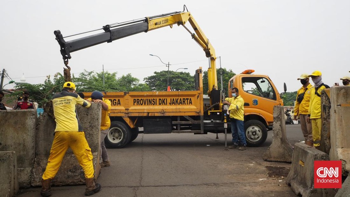 FOTO: Kisah Beton Barrier di BKT Pencegah Kerumunan Tahun Baru