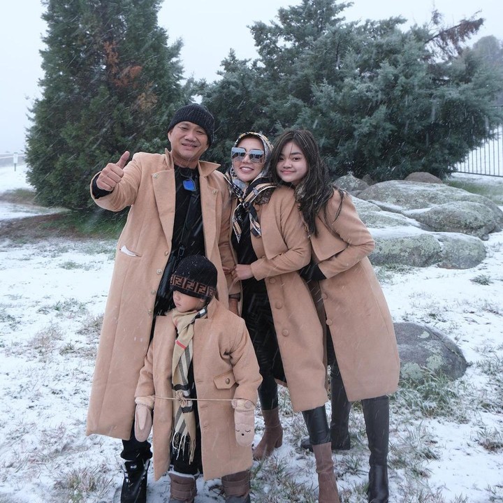 <p>Tak hanya itu, sesampainya di Amerika, Bella dan keluarga juga mengenakan mantel berwarna senada. Bella terlihat kompak dengan salah satu anak sambungnya. Gemas banget ya, Bunda. (Foto: Instagram: @bellashofie_rigan)</p>