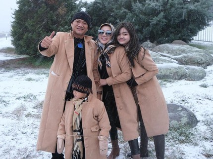 7 Potret Bella Shofie & Keluarga Liburan ke AS, Kompak dengan Anak Sambung