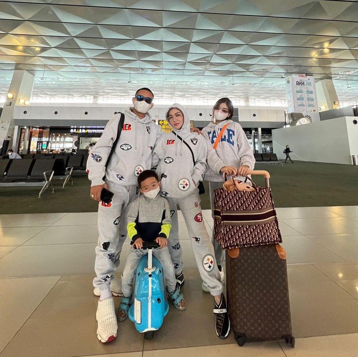 <p>Bella dan keluarga terlihat sangat kompak nih, Bunda. Saat berangkat, mereka mengenakan sweater warna abu-abu yang keren banget, lho. (Foto: Instagram: @bellashofie_rigan)</p>