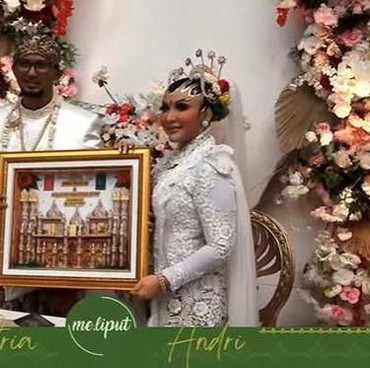 7 Potret Pernikahan Roro Fitria & Andri Irawan dengan Mahar Unik