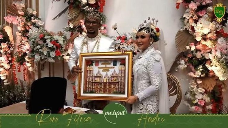 Potret Pernikahan Roro Fitria Roro Fitria resmi menikah dengan pria bernama Andri Irawan dengan mahar unik yang jadi sorotan. Yuk intip potretnya!