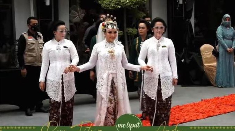 Potret Pernikahan Roro Fitria Roro Fitria resmi menikah dengan pria bernama Andri Irawan dengan mahar unik yang jadi sorotan. Yuk intip potretnya!