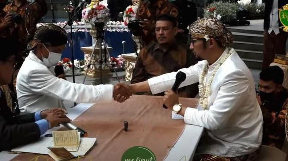 Roro Fitria resmi menikah dengan pria bernama Andri Irawan dengan mahar unik yang jadi sorotan&period; Yuk intip potretnya&excl;