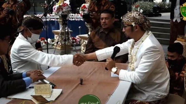 Potret Pernikahan Roro Fitria Roro Fitria resmi menikah dengan pria bernama Andri Irawan dengan mahar unik yang jadi sorotan. Yuk intip potretnya!