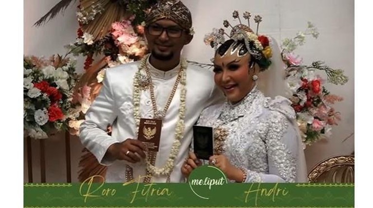 Roro Fitria resmi menikah dengan pria bernama Andri Irawan dengan mahar unik yang jadi sorotan. Yuk intip potretnya!