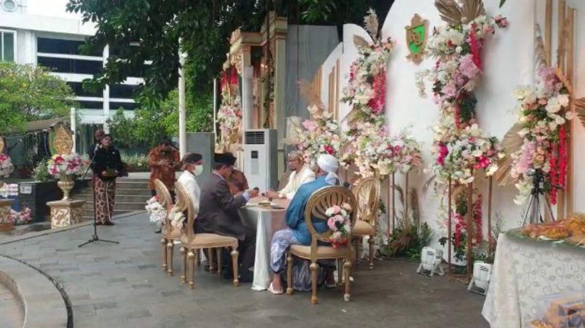 Roro Fitria resmi menikah dengan pria bernama Andri Irawan dengan mahar unik yang jadi sorotan&period; Yuk intip potretnya&excl;