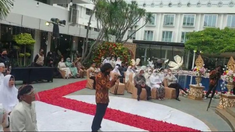 Roro Fitria resmi menikah dengan pria bernama Andri Irawan dengan mahar unik yang jadi sorotan. Yuk intip potretnya!