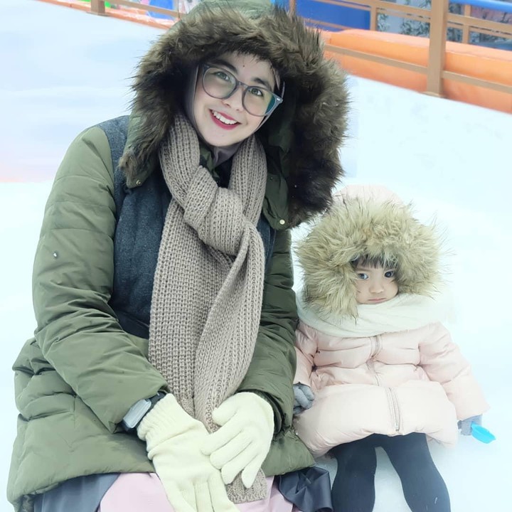 <p>Di tengah kesibukannya, Risty sering menghabiskan waktu bersama sang putri. Meski jarang terekspose, momen ini pernah dibagikannya ke media sosial. (Foto: Instagram @ristytagor)</p>