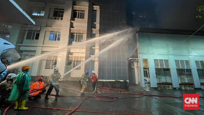 Kebakaran di Rumah Sakit Umum Pusat (RSUP) dr Kariadi Semarang, Jawa Tengah, kembali menyala pada Kamis (30/12) malam.