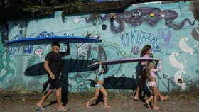 FOTO: Menunggangi Ombak di Pesisir Sao Sebastio Brasil