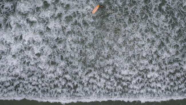 FOTO: Menunggangi Ombak di Pesisir Sao Sebastio Brasil