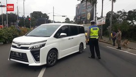 VIDEO: Aparat Gabungan Perketat Kendaraan ke Puncak