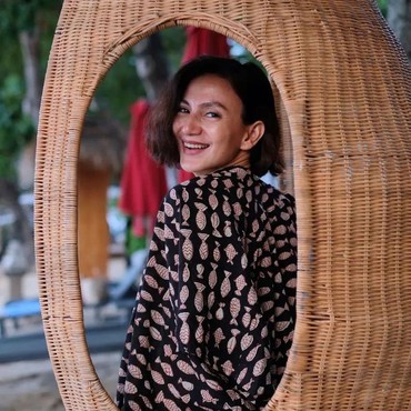 Kritik Rombongan di Paris Fashion Week, Wanda Hamidah Sindir Ariel Cs?