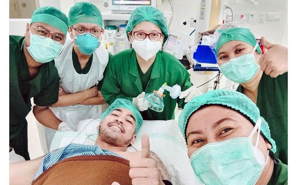 Kabar kurang menyenangkan datang dari Robby Purba yang jalani operasi karena idap tumor payudara&period; Yuk intip potretnya&excl;