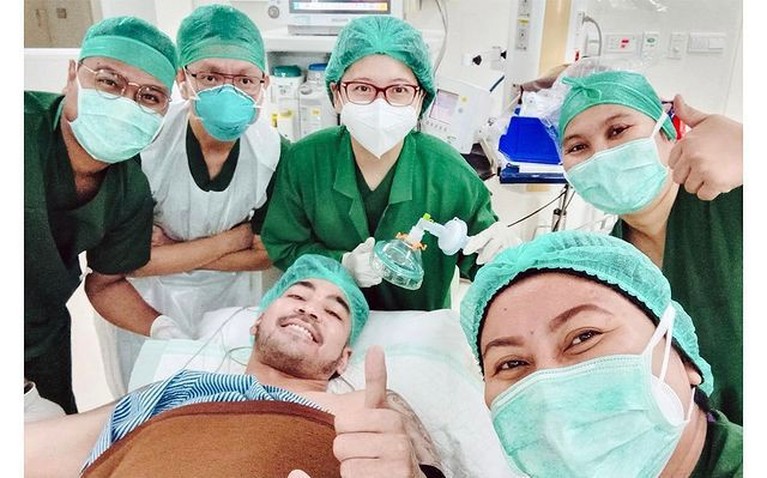 Kabar kurang menyenangkan datang dari Robby Purba yang jalani operasi karena idap tumor payudara. Yuk intip potretnya!