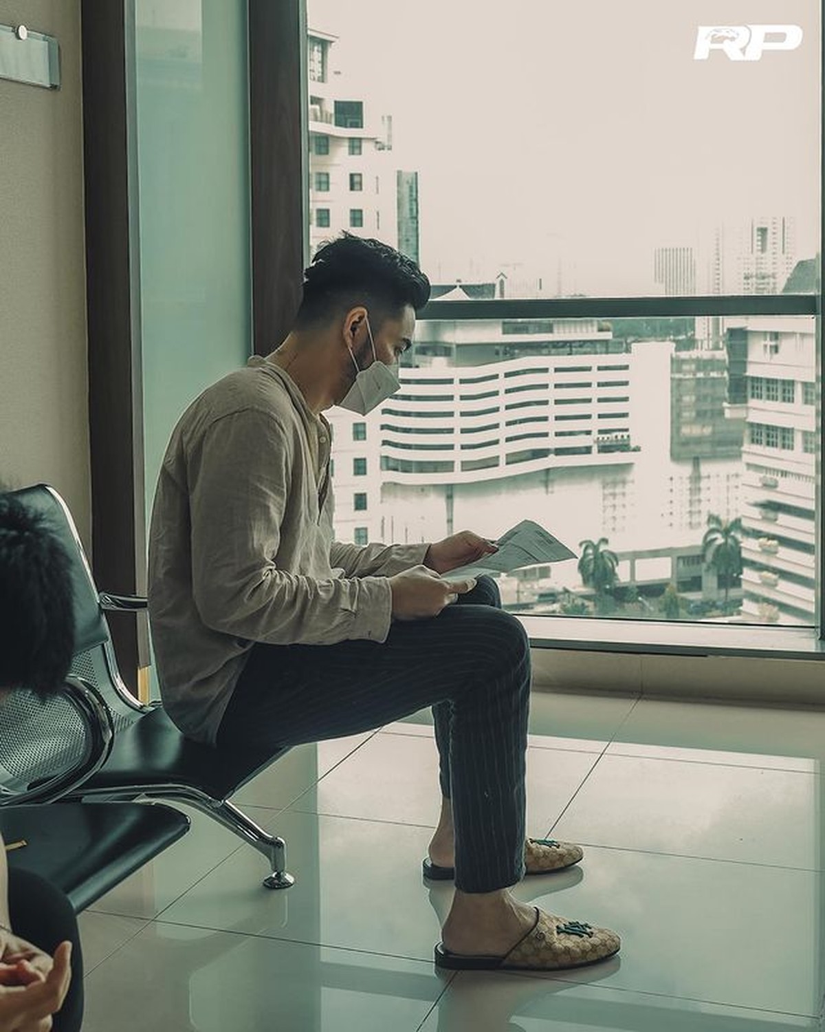 Kabar kurang menyenangkan datang dari Robby Purba yang jalani operasi karena idap tumor payudara&period; Yuk intip potretnya&excl;