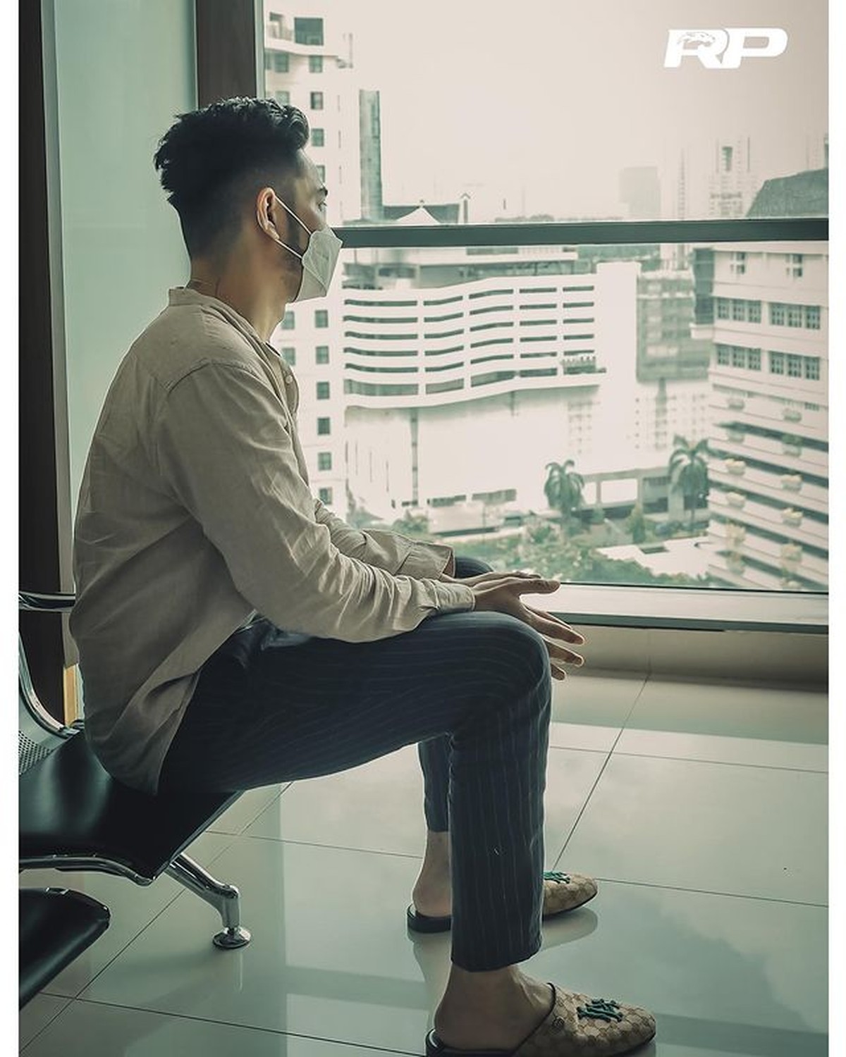 Kabar kurang menyenangkan datang dari Robby Purba yang jalani operasi karena idap tumor payudara&period; Yuk intip potretnya&excl;