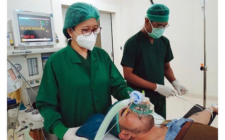 Kabar kurang menyenangkan datang dari Robby Purba yang jalani operasi karena idap tumor payudara. Yuk intip potretnya!