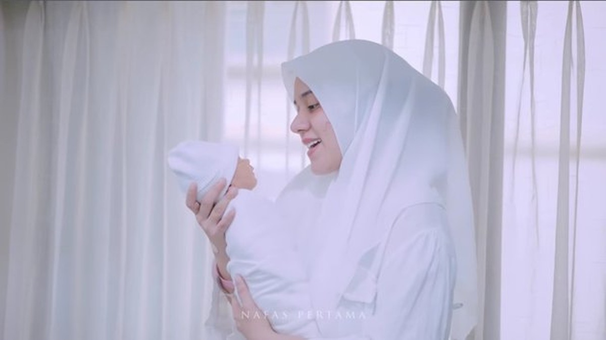 Fairuz A Rafiq dan Sonny Septian makin bahagia usai kelahiran anak ketiga mereka baby Zhafi&period; Yuk intip potret keluarga mereka&excl;