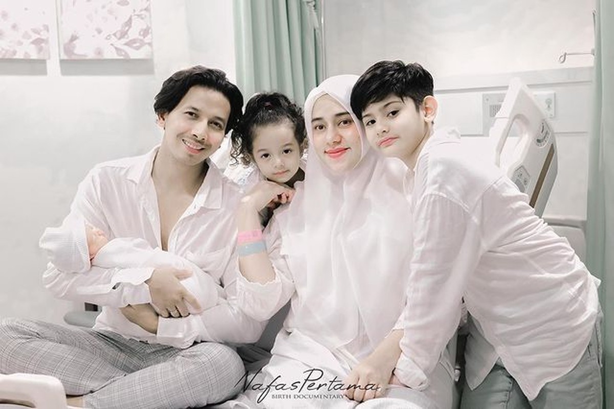 Fairuz A Rafiq dan Sonny Septian makin bahagia usai kelahiran anak ketiga mereka baby Zhafi&period; Yuk intip potret keluarga mereka&excl;