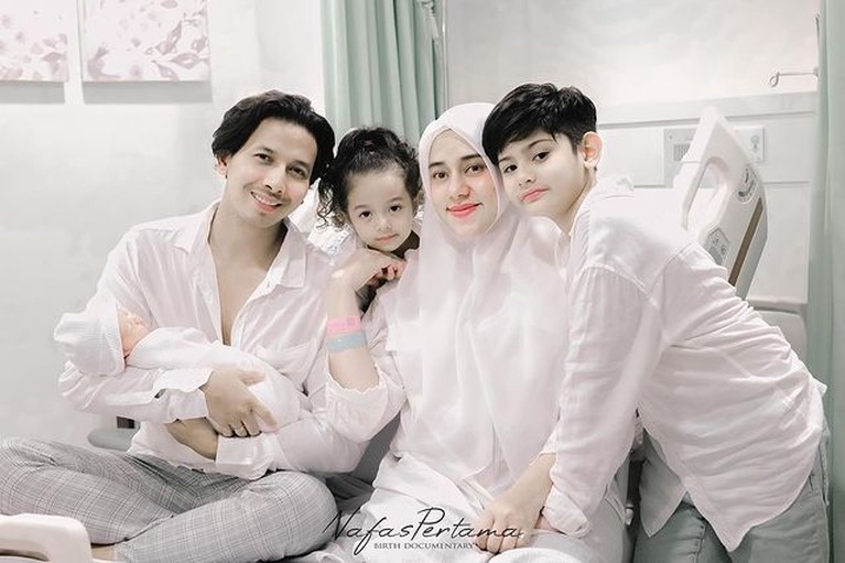 7 Pemotretan Perdana Keluarga Fairuz A Rafiq bareng Baby Zhafi Fairuz A Rafiq dan Sonny Septian makin bahagia usai kelahiran anak ketiga mereka baby Zhafi. Yuk intip potret keluarga mereka!