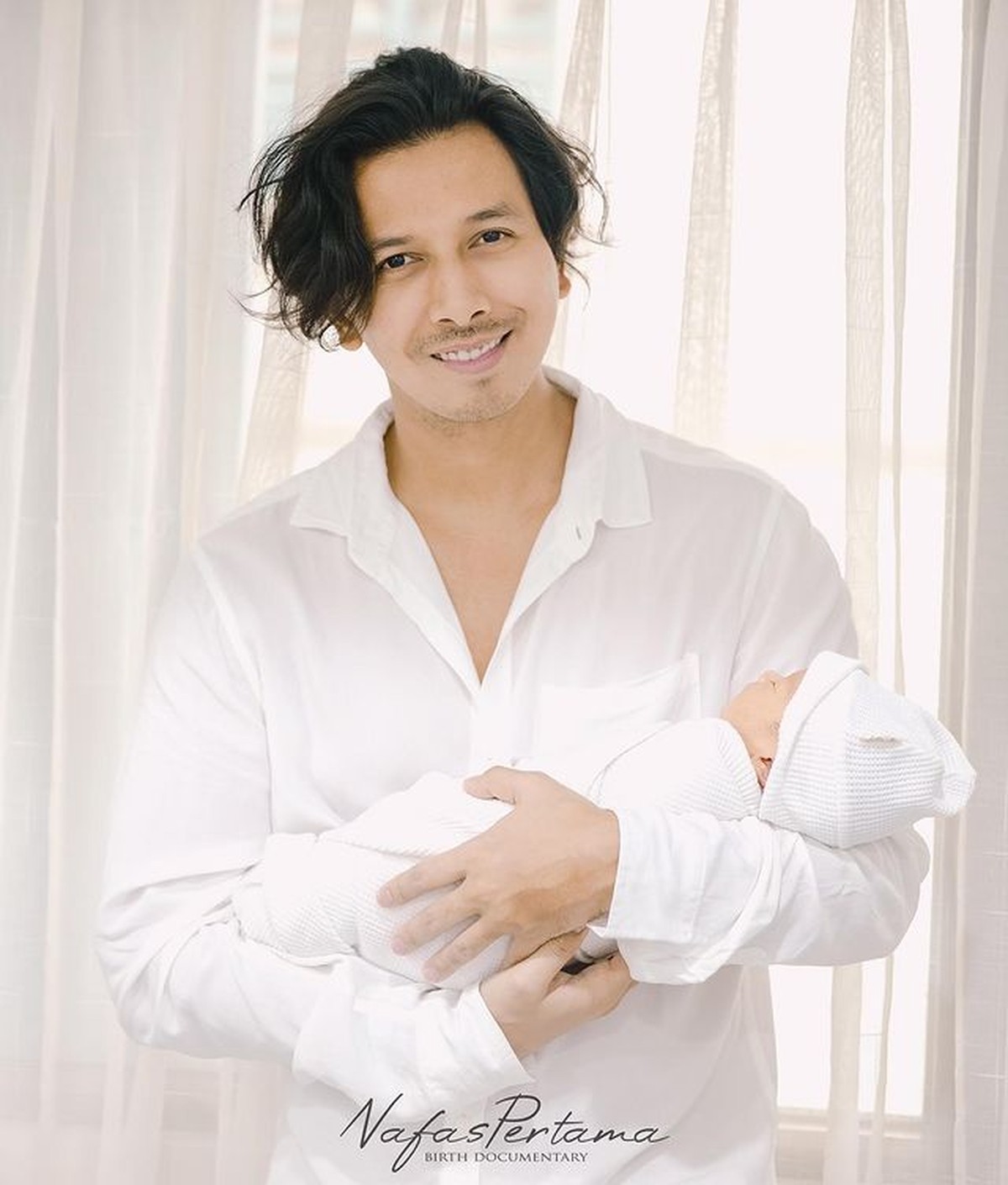 Fairuz A Rafiq dan Sonny Septian makin bahagia usai kelahiran anak ketiga mereka baby Zhafi&period; Yuk intip potret keluarga mereka&excl;