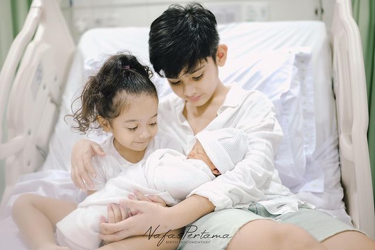 Fairuz A Rafiq dan Sonny Septian makin bahagia usai kelahiran anak ketiga mereka baby Zhafi&period; Yuk intip potret keluarga mereka&excl;