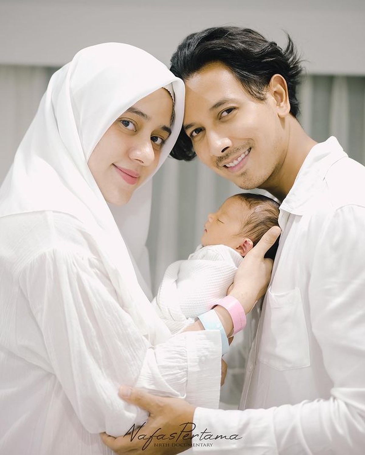Fairuz A Rafiq dan Sonny Septian makin bahagia usai kelahiran anak ketiga mereka baby Zhafi&period; Yuk intip potret keluarga mereka&excl;