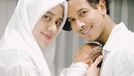7 Pemotretan Perdana Keluarga Fairuz A Rafiq bareng Baby Zhafi Fairuz A Rafiq dan Sonny Septian makin bahagia usai kelahiran anak ketiga mereka baby Zhafi. Yuk intip potret keluarga mereka!