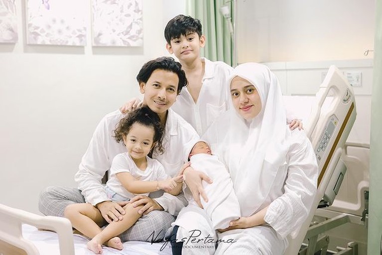 7 Pemotretan Perdana Keluarga Fairuz A Rafiq bareng Baby Zhafi Fairuz A Rafiq dan Sonny Septian makin bahagia usai kelahiran anak ketiga mereka baby Zhafi. Yuk intip potret keluarga mereka!