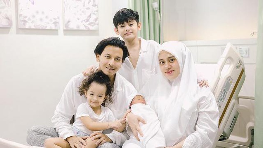 Fairuz A Rafiq dan Sonny Septian makin bahagia usai kelahiran anak ketiga mereka baby Zhafi. Yuk intip potret keluarga mereka!