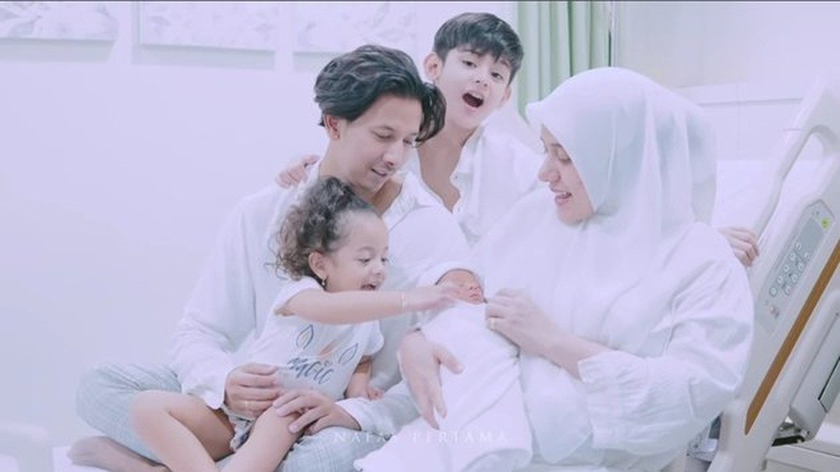 Fairuz A Rafiq dan Sonny Septian makin bahagia usai kelahiran anak ketiga mereka baby Zhafi&period; Yuk intip potret keluarga mereka&excl;
