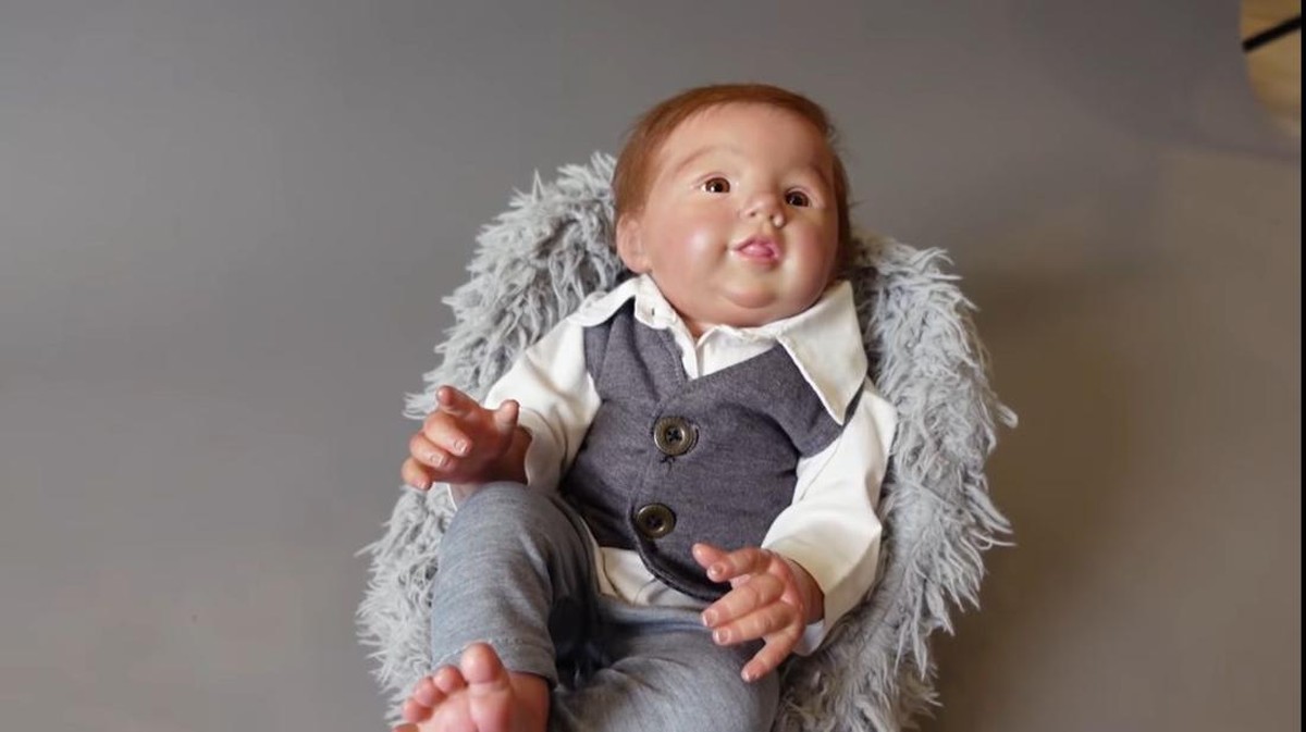 Miracle Putra Mahkota atau baby Eqqel anak boneka Ivan Gunawan menjalani sesi pemotretan newborn tema desainer&period; Yuk intip