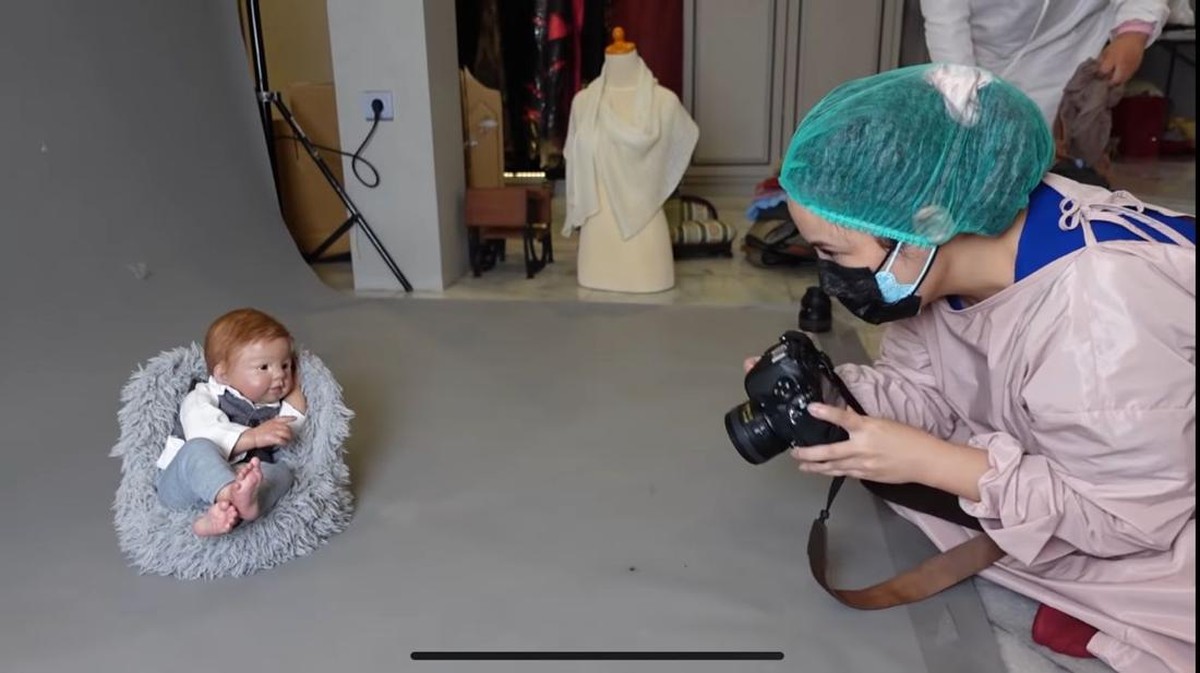 Miracle Putra Mahkota atau baby Eqqel anak boneka Ivan Gunawan menjalani sesi pemotretan newborn tema desainer&period; Yuk intip