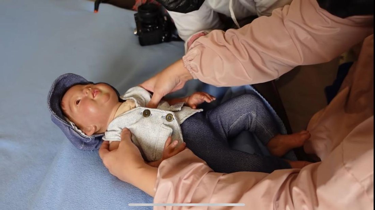 Miracle Putra Mahkota atau baby Eqqel anak boneka Ivan Gunawan menjalani sesi pemotretan newborn tema desainer&period; Yuk intip