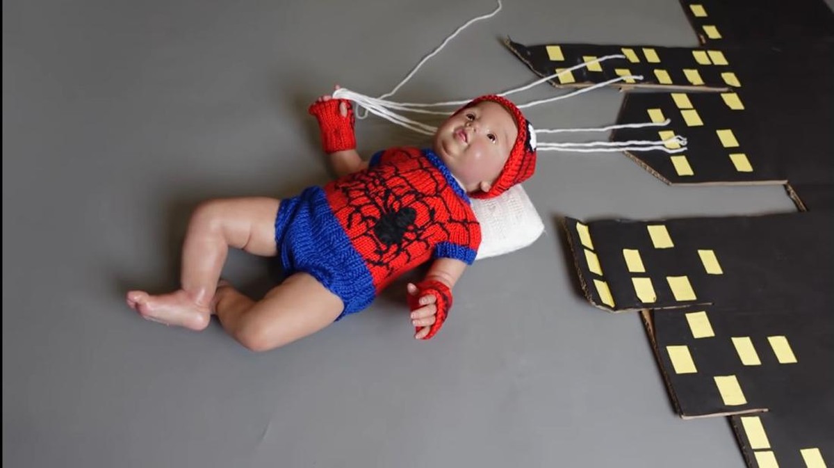 Miracle Putra Mahkota atau baby Eqqel anak boneka Ivan Gunawan menjalani sesi pemotretan newborn tema desainer&period; Yuk intip