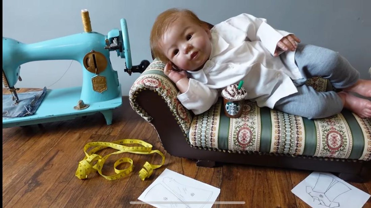 Miracle Putra Mahkota atau baby Eqqel anak boneka Ivan Gunawan menjalani sesi pemotretan newborn tema desainer&period; Yuk intip