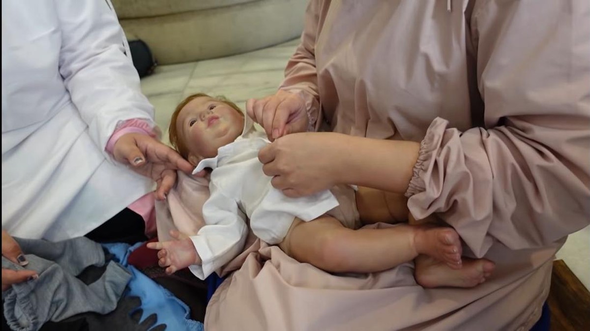 Miracle Putra Mahkota atau baby Eqqel anak boneka Ivan Gunawan menjalani sesi pemotretan newborn tema desainer&period; Yuk intip