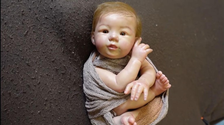 8 Newborn Photoshoot Baby Eqqel Anak Ivan Gunawan Tema Desainer Miracle Putra Mahkota atau baby Eqqel anak boneka Ivan Gunawan menjalani sesi pemotretan newborn tema desainer. Yuk intip