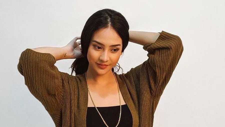 Web series Layangan Putus sedang jadi perbincangan publik, Putri Marino dan Anye Geraldine pun disorot. Yuk intip gaya mereka!