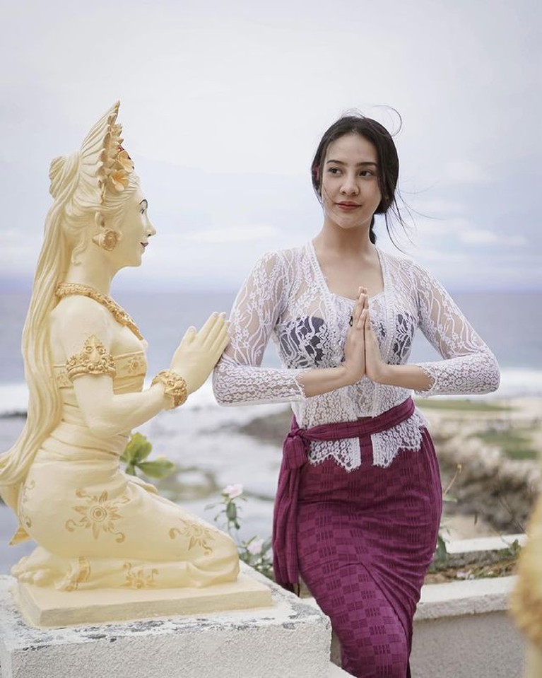 8 Potret Adu Gaya Putri Marino & Anya Geraldine Web series Layangan Putus sedang jadi perbincangan publik, Putri Marino dan Anye Geraldine pun disorot. Yuk intip gaya mereka!