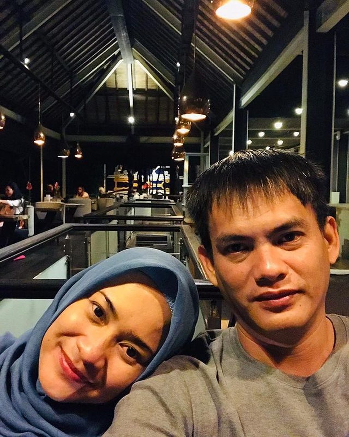 Ikke Nurjanah dan suami berondongnya&comma; Karlie Fu makin mesra dan berencana memiliki momongan tahun depan&period; Yuk intip kemesraan mereka&excl;