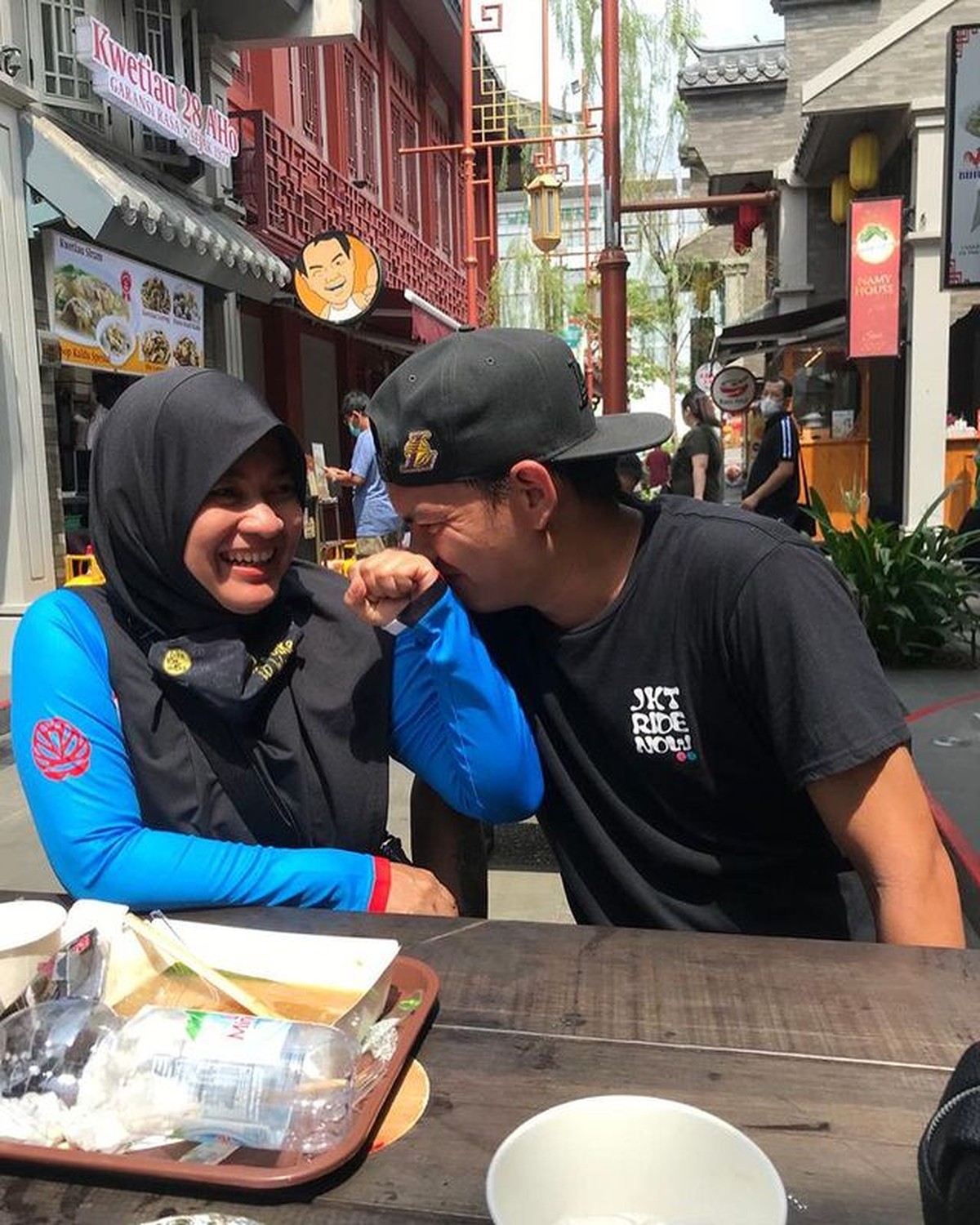 Ikke Nurjanah dan suami berondongnya&comma; Karlie Fu makin mesra dan berencana memiliki momongan tahun depan&period; Yuk intip kemesraan mereka&excl;