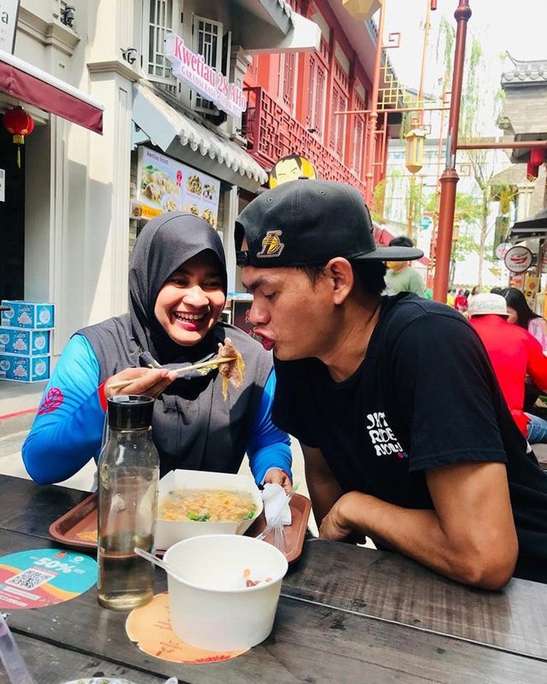 8 Potret Ikke Nurjannah dan Suami Berondong Ikke Nurjanah dan suami berondongnya, Karlie Fu makin mesra dan berencana memiliki momongan tahun depan. Yuk intip kemesraan mereka!