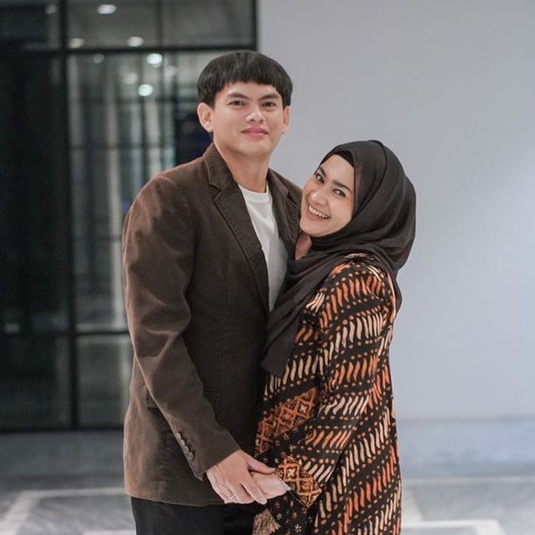 8 Potret Ikke Nurjannah dan Suami Berondong Ikke Nurjanah dan suami berondongnya, Karlie Fu makin mesra dan berencana memiliki momongan tahun depan. Yuk intip kemesraan mereka!