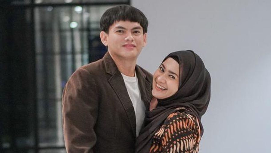 Ikke Nurjanah dan suami berondongnya, Karlie Fu makin mesra dan berencana memiliki momongan tahun depan. Yuk intip kemesraan mereka!